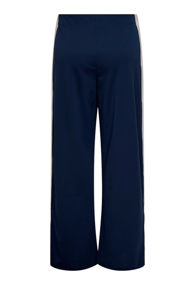 15357399 Black Iris/CLOUD DANCER 