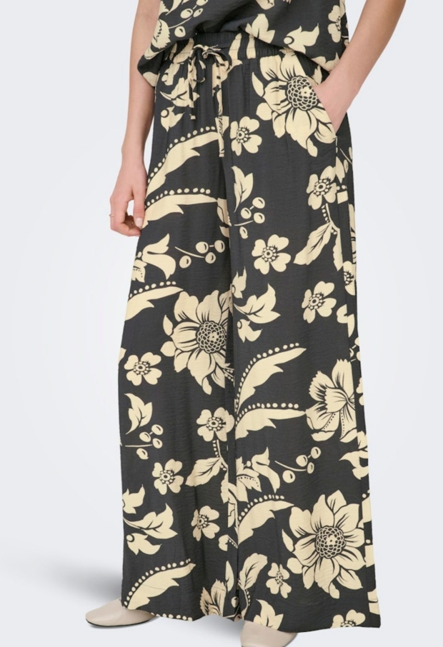 15371203 Phantom/33-01-26 CREME FLOWERS 