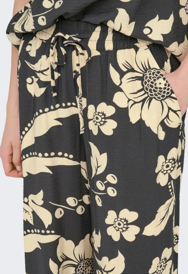 15371203 Phantom/33-01-26 CREME FLOWERS 